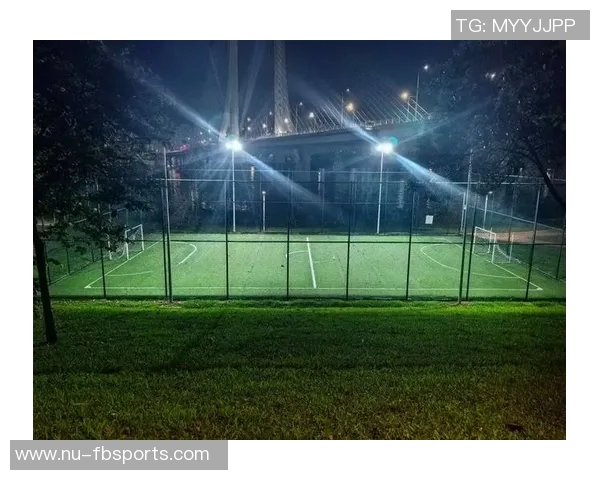 足球巨星挑战街头野球 极限技术街头翻转尽显球场霸气